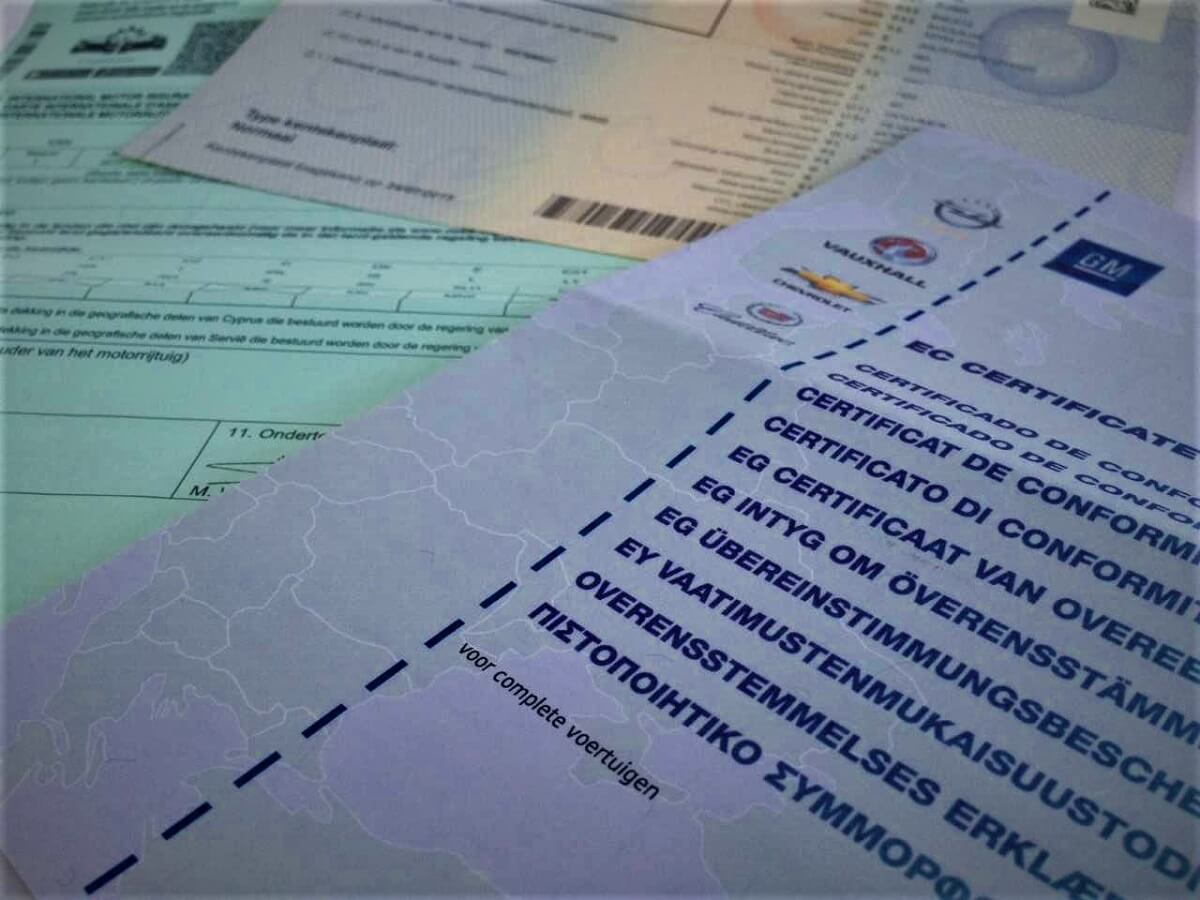Autopapieren en gelijkvormigheidsattest op tafel