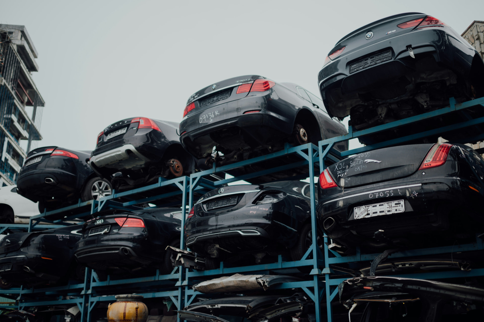 Afgedankte auto's gestapeld in rekken op een erkend recyclagepark